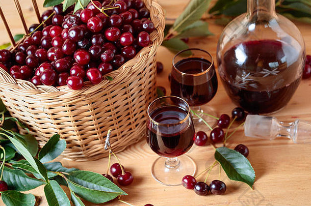 木底樱桃酒或白酒，篮中成熟多汁樱桃。
