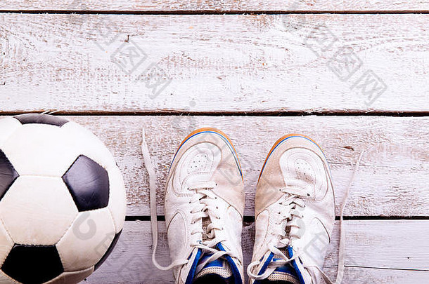 <strong>足球</strong>，白色木地板上的夹板，摄影棚拍摄