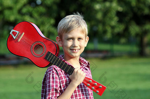 带吉他肖像的快乐男孩