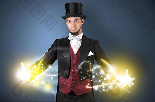 魔术师持有闪闪发光的权力手