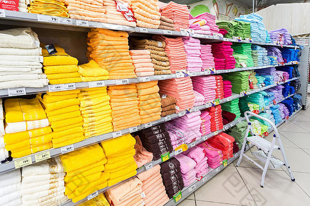 翅果俄罗斯9月五彩缤纷的毛巾准备好了出售超市卡鲁塞尔