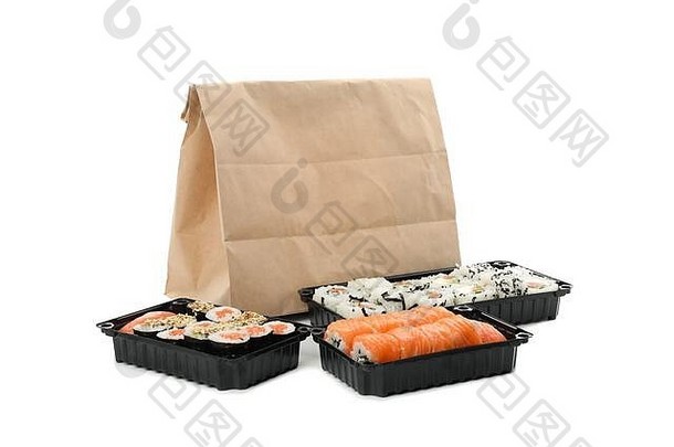 在白色背景上隔离寿司的容器。食物运送