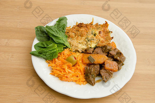 砂锅菜、炖牛肉片、胡<strong>萝卜丝</strong>和绿叶蔬菜