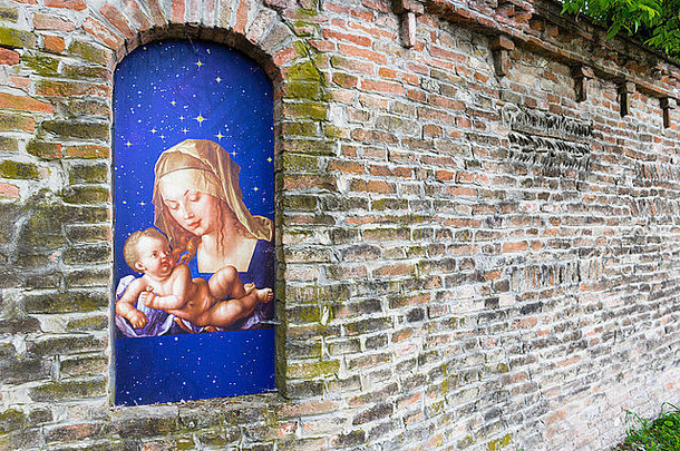 在意大利中世纪堡垒的砖墙中，献给圣母玛利亚和耶稣基督婴儿的祈祷伊迪库拉