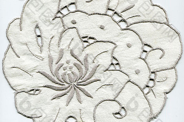 白色背景上带有刺绣洛可可风格的手工装饰条