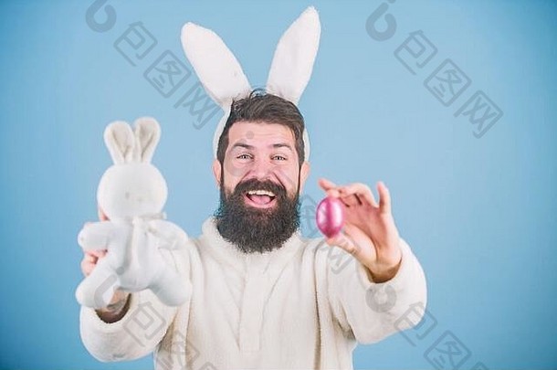分享一个祝<strong>福</strong>的蛋。复活节兔子<strong>送</strong>彩蛋。庆祝<strong>春</strong>天的节日。嬉皮士，长着兔子耳朵，抱着产蛋的兔子。有胡子的男人，带着兔子玩具和复活节彩蛋。