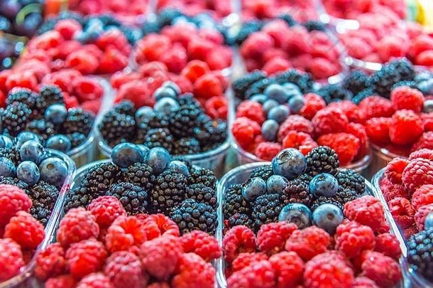 树莓、蓝莓和黑莓在街市小摊上出售。