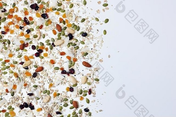 白色桌子上随机种子和谷物的特写镜头，俯视图，平面布局，空间