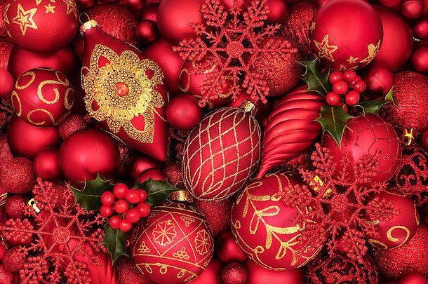 冬青树和圣诞树装饰品构成了一个抽象的背景。传统主题与节日的象征。