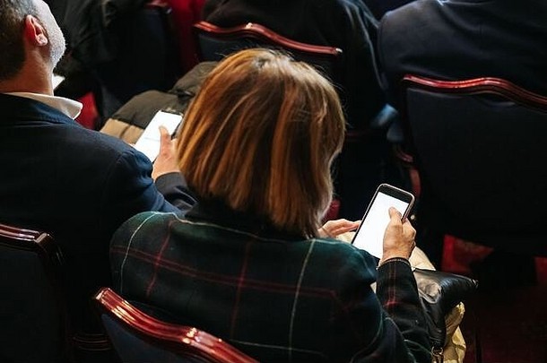 一名妇女在国会使用手机
