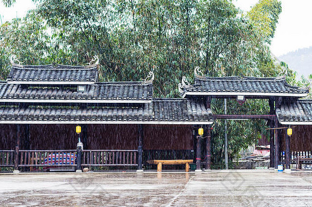 中国之旅——春季三江侗族自治县城阳村民俗中心主广场上的雨