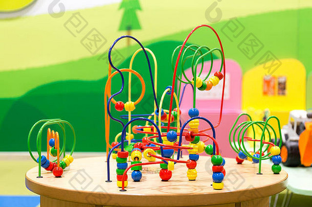 在操场上的桌子上为有创造力的孩子们准备的彩色<strong>益智玩具</strong>。