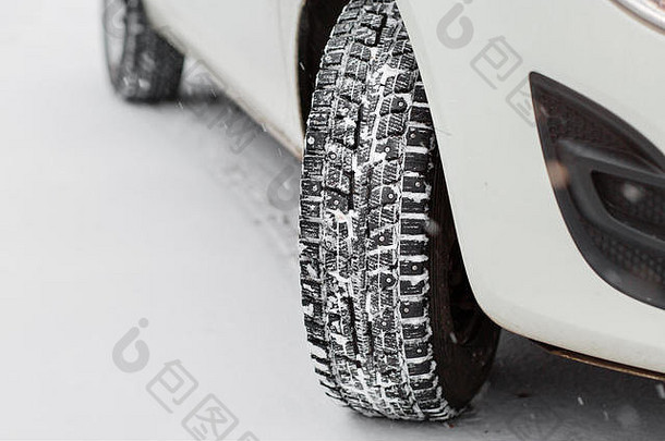 <strong>冬季汽车</strong>轮胎特写。深秋的第一场雪。