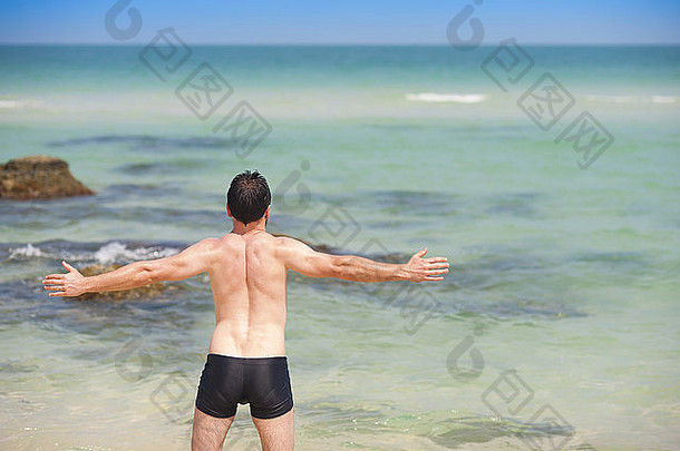 在越南南部<strong>富国</strong>岛的天堂海滩上锻炼的英俊年轻人