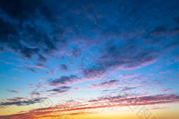 天空中五颜六色美丽明亮的日落，云彩从蓝色渐变为橙色