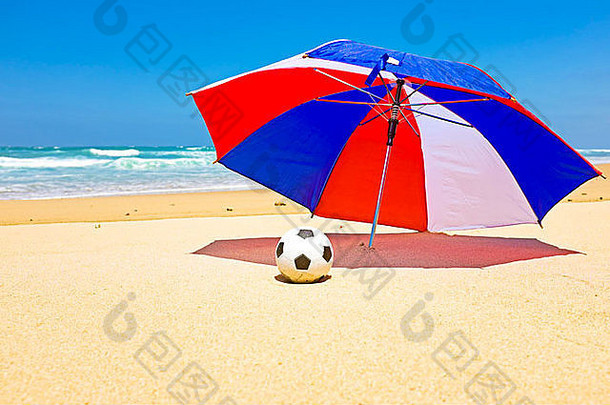 海滩上带球的阳伞