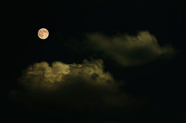 超级月亮，2014年8月10日，21:15:26是世界上最接近月球的一天，摄于保加利亚的贝利科·塔尔诺沃