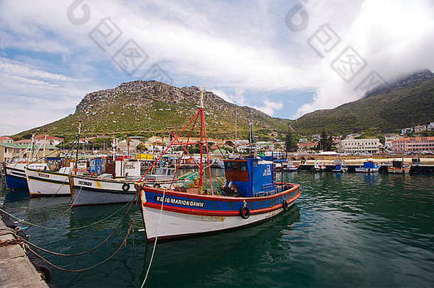 前景为当地渔船的港口视图