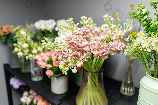 小型家族企业。花店冰箱里的花。职业花商。夏日花束。送花