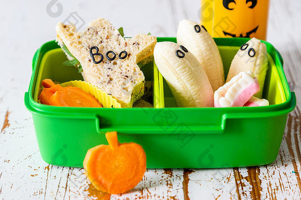 万圣节学校午餐盒-鬼三明治，南瓜胡萝卜，香蕉，果汁
