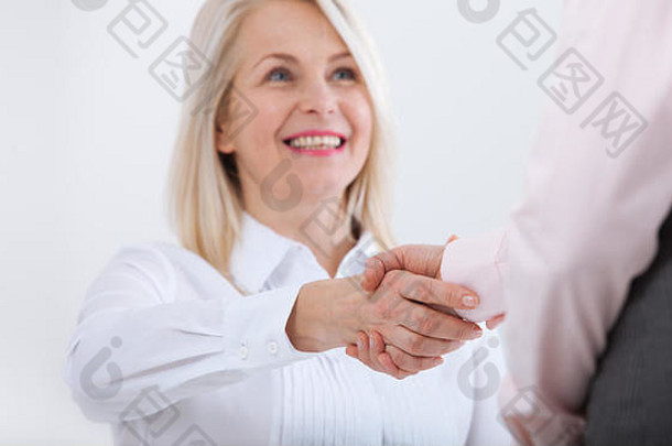 商务握手。商务人员概念。成功的女商人微笑友好。