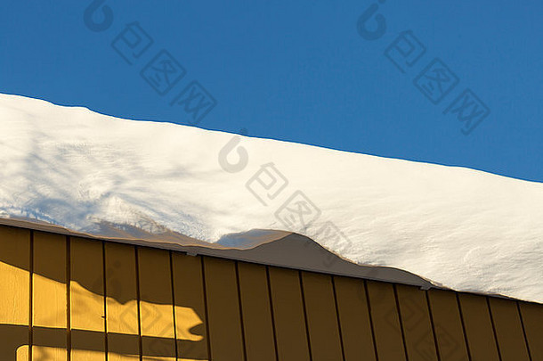 悬挂在屋顶上的雪片