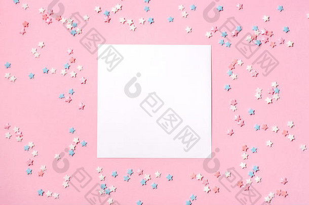 粉红色背景上小星星形状的五彩纸屑。