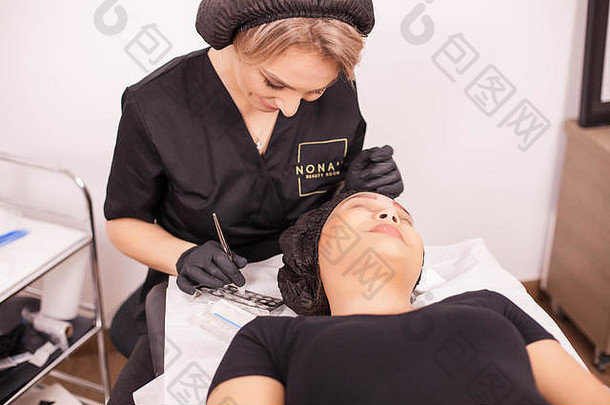 美容院去除眉毛纹身的卫生程序。皮肤护理。现代治疗。