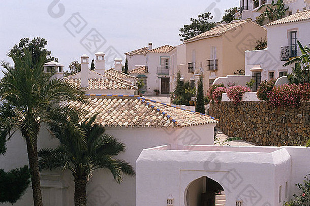 西班牙山坡上的小村庄里传统房屋上的Pantile屋顶