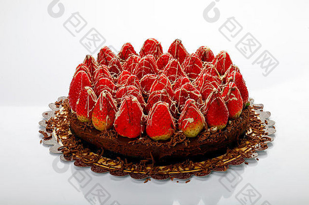 用新鲜草莓装饰的巧克力蛋糕