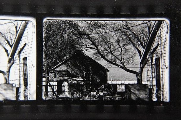 精致的70年代复古隐形印花黑白极端摄影，拍摄一个偏僻私密地区的乡村小屋。