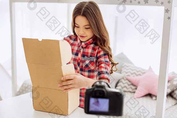 迷人的女孩开放盒子记录视频博客