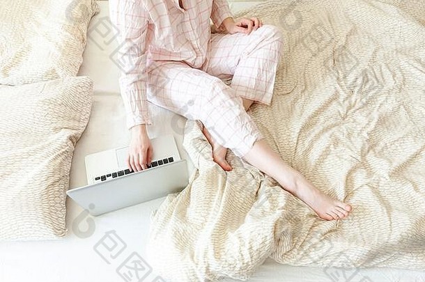 移动办公室首页年轻的女人睡衣坐着床上首页工作移动PC电脑生活方式女孩研究在室内自由业务检疫概念
