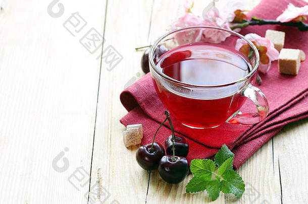 玻璃杯樱桃水果茶和新鲜浆果