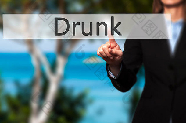 醉酒-女商人手按触摸屏界面上的按钮。商业、技术、互联网概念。库存照片