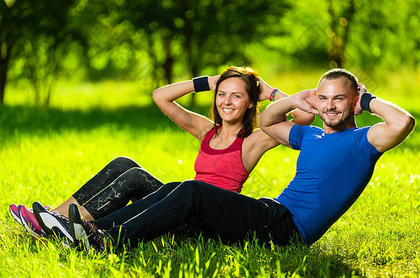 夫妇锻炼城市公园户外体育运动