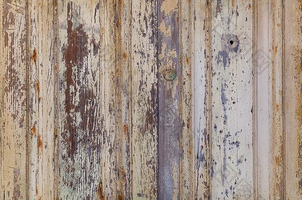马耳他被遗弃的有许多裂缝的旧门的特写镜头。