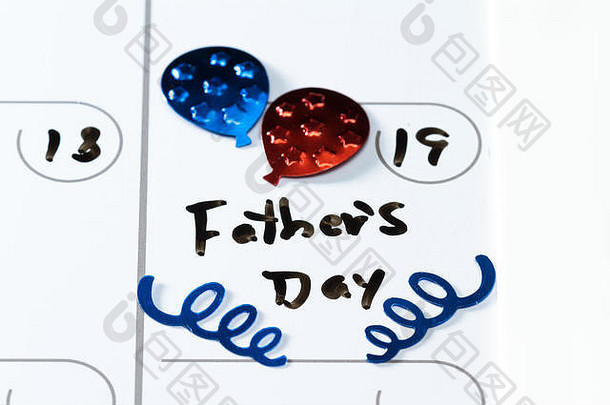 每日计划表或日历的特写镜头，带有手写的父亲节快乐信息