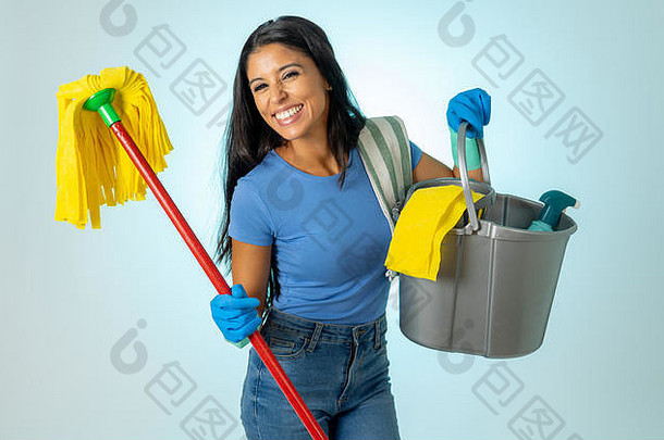 美丽快乐的拉丁女子手持清洁设备在清洁服务专业，女佣和家务隔离在蓝色背景上。