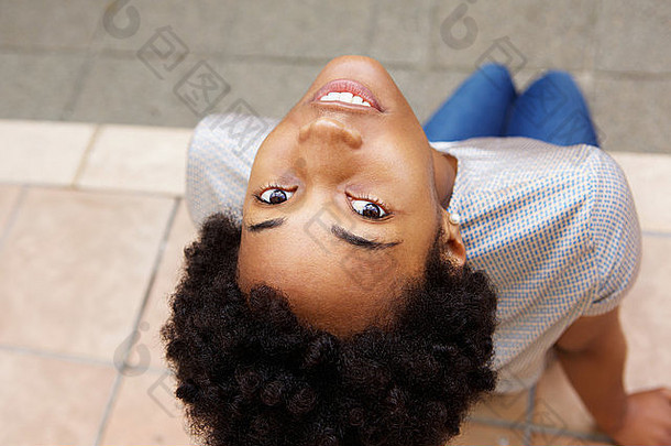 高角视图美丽的年轻的非洲女人坐着