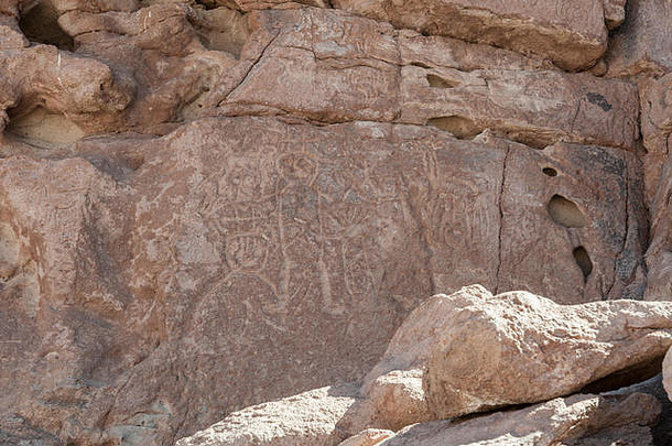 智利阿塔卡马沙漠Yerbas Buenas岩石上的古代岩画