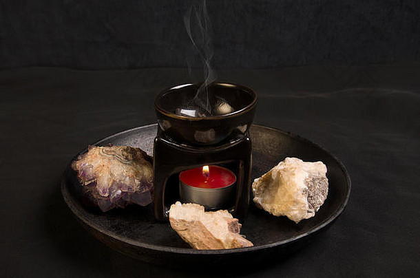 用蜡烛和熏香在壶上放上天然石头