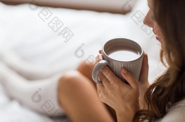 在家喝咖啡的快乐女人的特写镜头