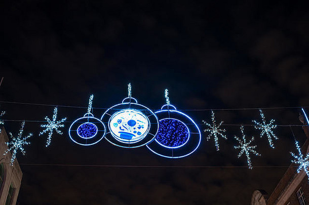 英国伦敦斯特兰德上空的圣诞装饰