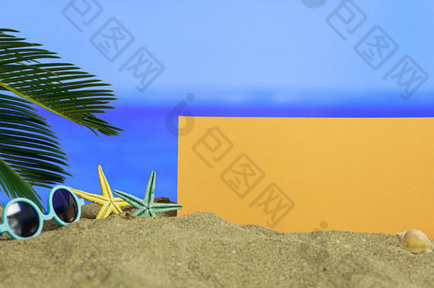 暑假概念-沙滩上的太阳镜-复印空间