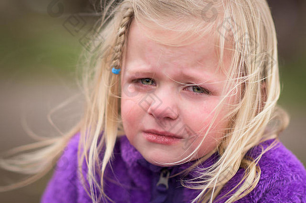 一个漂亮的金发小女孩在学校被欺负后哭了，学童，小女孩哭了