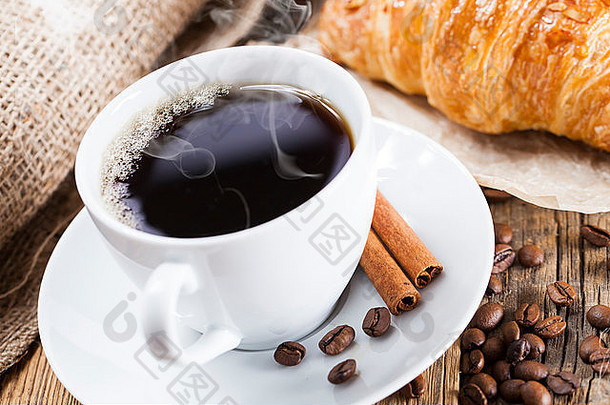 美味的咖啡和糖果放在木桌上，由单反相机拍摄