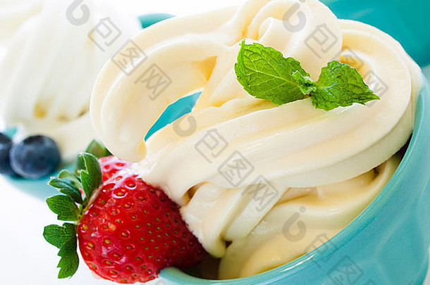 一杯白色背景的软质冷冻酸奶。
