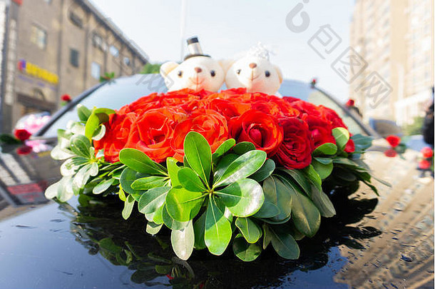 婚礼心形状的人工红色的玫瑰花装饰泰迪熊车