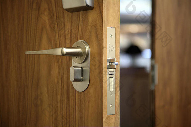 当代酒<strong>店门</strong>上的门把手和卡锁详图。门用美国胡桃木饰面。